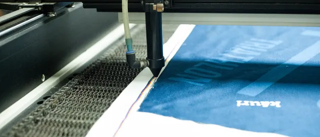 Macchina da taglio al lavoro sul tessuto già sublimato