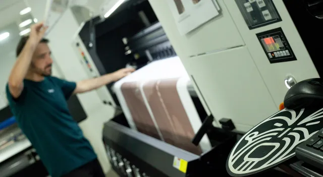 Plotter che estrae la carta da sublimazione con il design stampato